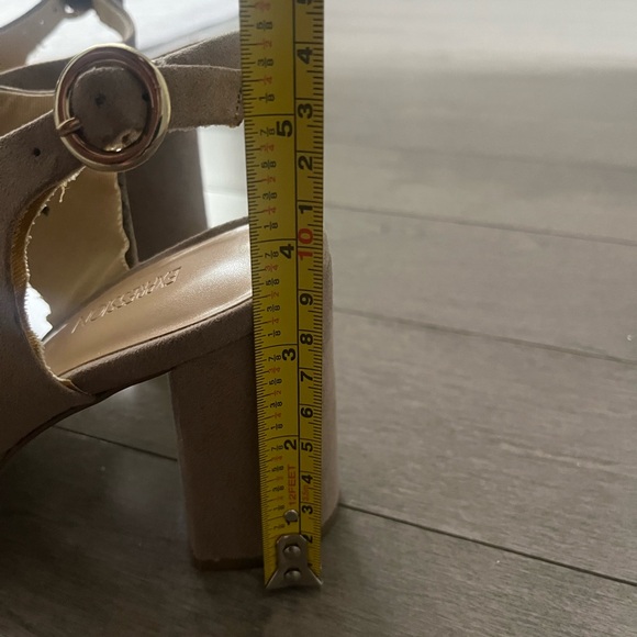 Like new Expression sandals - Picture 4 of 4